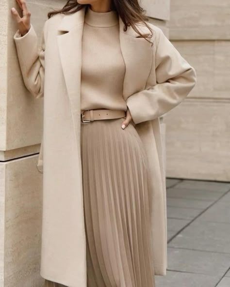 Lichi Brand, Paris Chic, Beige Coat, Mode Inspo, Work Outfits Women, Dresses To Wear To A Wedding, Clothing Styles, Work Attire, Style Chic