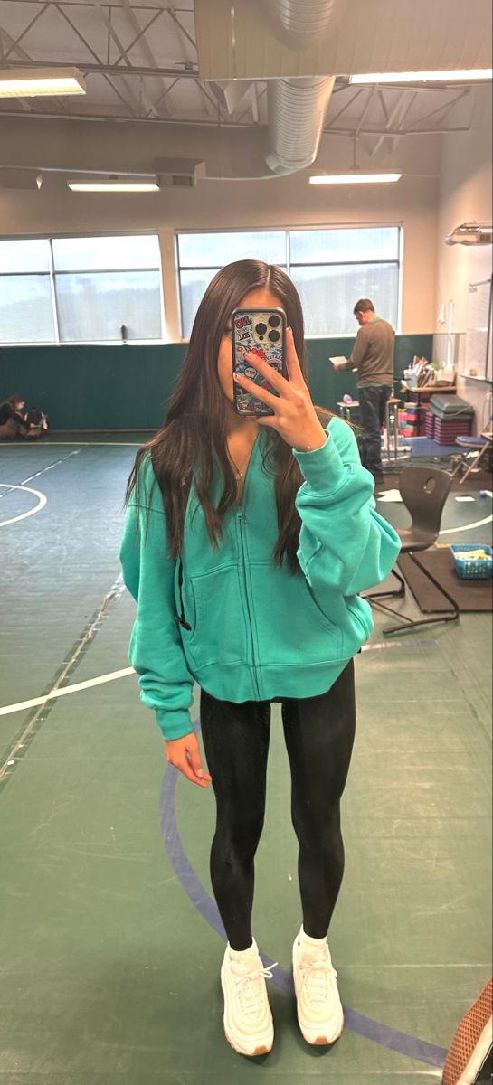 Comfy Athletic Outfits Winter, Jean Outfit Inspiration, Preppy Minimalist Outfits, Lazy Outfits Leggings, Basic Outfits For School Spring, Basic Outfits Lululemon, Blue Light Glasses Outfit, School Fit Inspo Winter, Athletic Outfits For School Winter