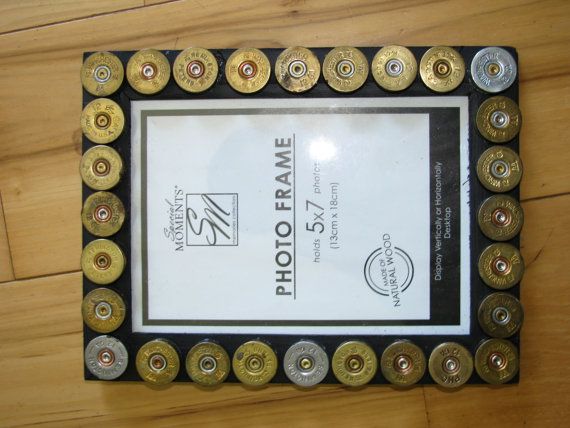 Shotgun shell frame.... Shotgun Shell Art, Shell Casings Crafts, Bullet Casing Crafts, Shotgun Shell Crafts, Hunting Crafts, Ormanlık Alan, Bullet Crafts, Bullet Art, Bullet Shell