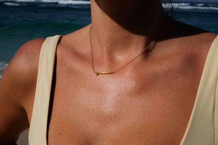 Want to add some surf-inspired style to your look? Our single fin surfboard necklace captures the essence of classic California surf culture. Crafted with attention to detail, this necklace is based on the iconic single fin surfboard from a legendary Bing log. Its sleek design pays homage to the retro vibes of the 60s and 70s, when surfing was all about freedom, fun, and catching the perfect wave. A must-have for anyone who wants to channel the spirit of the ocean. This necklace adds a laid back Surfboard Necklace, Single Fin Surfboard, Surfing Lifestyle, Surf Necklace, Surf Culture, Surf Lifestyle, California Surf, The 60s, Retro Vibe