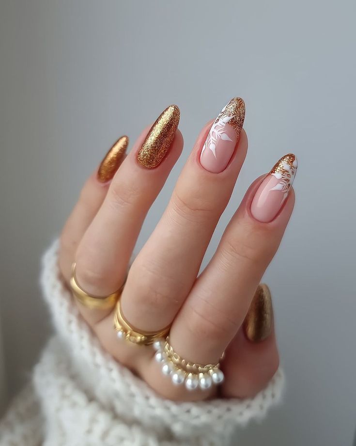 Gold Nail Art Designs Classy, Nagellack Trends, Gold Nail Designs, Cute Christmas Nails, Christmas Gel Nails, Snowflake Nails, Her Nails, New Year's Nails, Xmas Nails