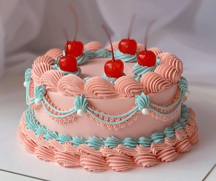 #sweets #desserts #sobremesa #doces #cake #bolo Cake Decorating Vintage, Vintage Cake Photography, Iconic Cakes, Pastel Vintage Cake, Easy Vintage Cake, Bolo Retro Vintage, Lover Cake, Retro Cake Ideas, Retro Cakes