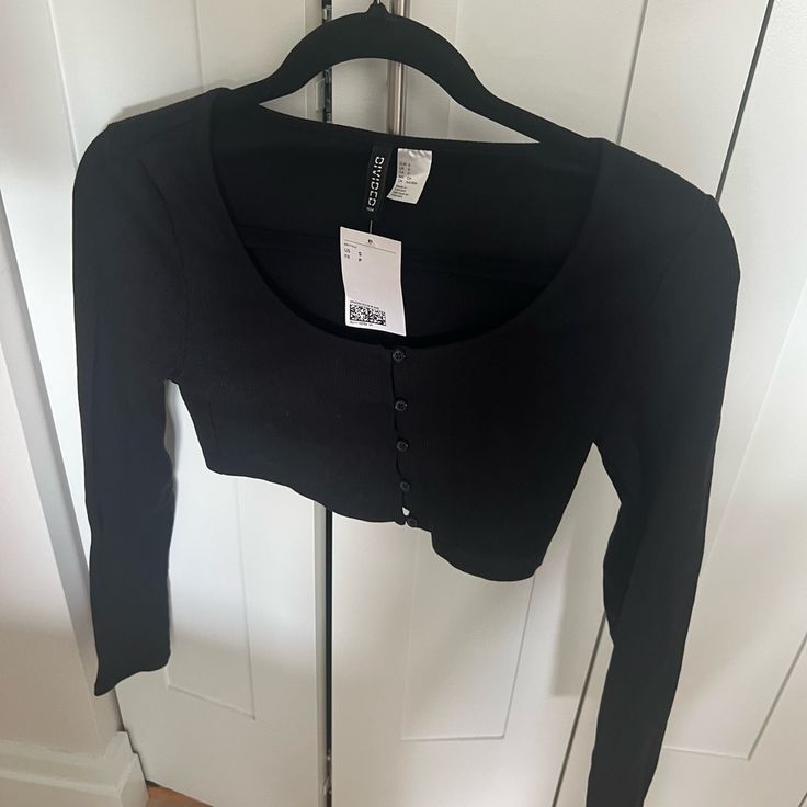 Brand New Longsleeve Crop Top From H&M! Size Small In Black With Button Details Trendy Button-up Tops From H&m, Trendy H&m Button-up Tops, Long Sleeve Crop Top With Button Closure For Fall, H&m Trendy Long Sleeve Blouse, H&m Long Sleeve Blouse With Buttons, Trendy Long Sleeve Crop Top With Button Closure, Trendy H&m Long Sleeve Blouse, Trendy Long Sleeve H&m Blouse, H&m Cotton Tops With Button Closure