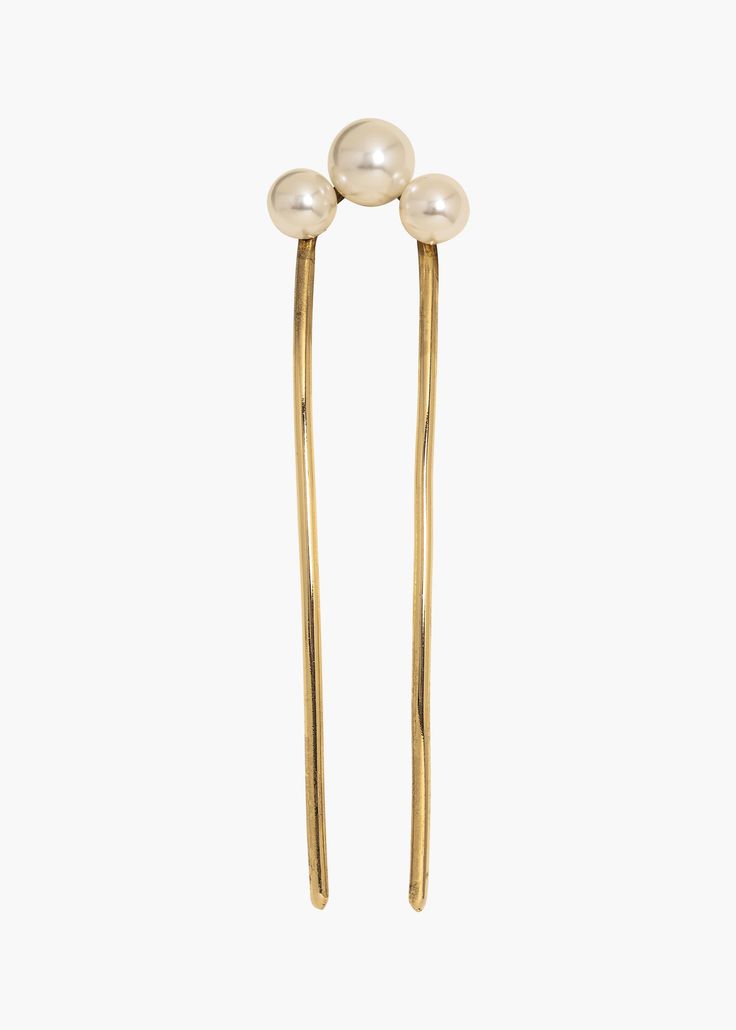 With its clever design, the undeniably-cool Gretel Hair Pin gives the illusion of pearls magically floating in the hair. Each pin is set with a sleek trio of pearls, on a hairpin expertly shaped to stay in place in a range of styles, with any hair type. We love the Gretel Hair Pin paired other pearl hair accessories and earrings, like the Gretel Earrings. Vintage Hair Pin, Golden Hair Accessories, Modern Genshin, Hair Pearls, Genshin Dr, Pearl Hair Pin, Pearl Hair Accessories, Pearl Hairpin, Luxury Hair Accessories