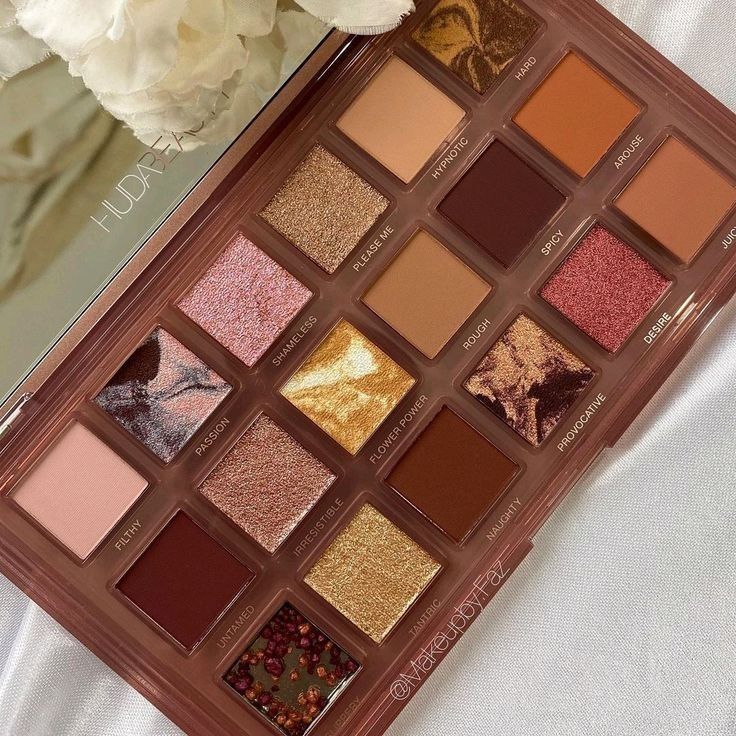 Huda beauty.. Eyeshadow.. Makeup lover.. Huda Beauty Eyeshadow Palette, Fancy Cosmetics, Huda Beauty Eyeshadow, Ysl Makeup, Makeup Pictorial, Huda Beauty Makeup, Makeup Pallets, Face Art Makeup, Beauty Eyeshadow