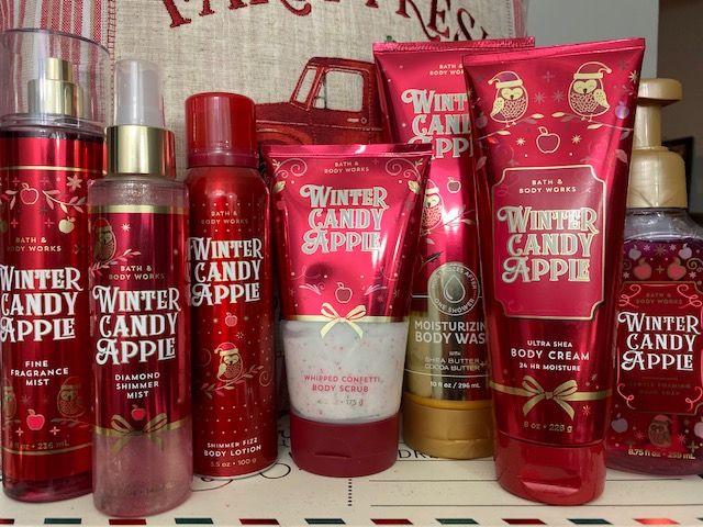 Christmas Fragrance, Bath N Body Works, Winter Candy Apple, Body Hygiene, Bath And Body Work, Bath And Body Works Perfume, Shower Skin Care, Body Smells, Body Sprays