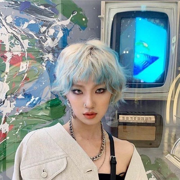 White Hair Pastel Highlights, Short Hair With Tips Dyed, Pastel Hair Colors Short, Blonde And Pastel Blue Hair, Short Blonde Hair With Black Tips, Very Short Hair Dye Ideas, White Dyed Hair Short, Blond And Blue Hair Short, Blue And Bleached Hair