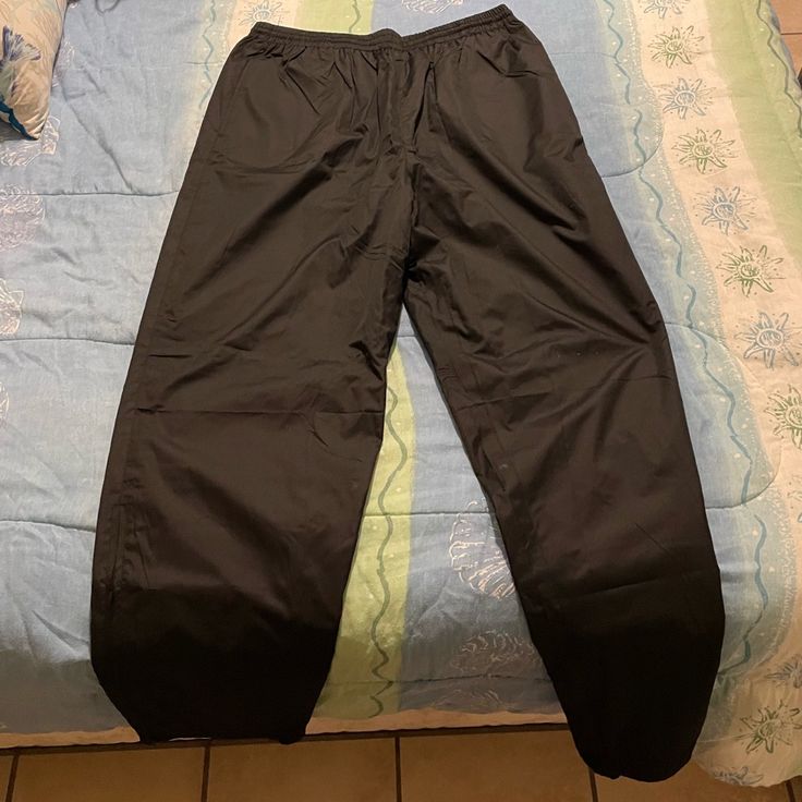 Never Worn Excellent Condition Windbreaker Pants Style Outdoor Sportswear Bottoms With Elastic Waistband, Sporty Black Full-length Bottoms, Sporty Full-length Outdoor Bottoms, Sporty Black Full Length Bottoms, Full-length Parachute Pants With Side Pockets For Sports, Sports Trousers With Elastic Waistband, Black Full-length Sportswear Bottoms, Black Sweatpants With Side Pockets For Gym, Sporty Outdoor Pants