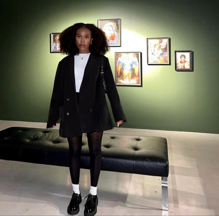 Outfit Ideas For Autumn 2023, Outfits With Leather Loafers, Solange Outfit Aesthetic, Preppy Chic Outfits Classy Casual, How To Style Loafers Black Women, Office Presentation Outfit, Fall Shoes Black Women, Academia Outfits Black Women, Loafer Outfits Black Women