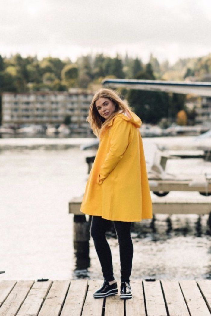 Stutterheim Mosebacke in classic yellow raincoat is the A-line version of Stutterheim's iconic raincoat. This unisex model has a fashion forward silhouette, with a spacious cut. It is handmade in rubberized cotton, comes unlined and with welded seams. The finest craftsmanship is used to create this beautiful raincoat, here in yellow with silver buttons and hemp strings. See other colors in the Mosebacke here! Check out the lighter weight Solna style here and the straight Stockholm style here. Mo Stutterheim Mosebacke, Yellow Rain Jacket, Outfit Yellow, Rainwear Girl, Rubber Raincoats, Vinyl Raincoat, Yellow Jackets, Yellow Raincoat, Stockholm Style