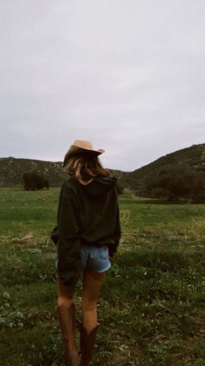 Devyn Core Aesthetic, Outdoor Photoshoot Outfits, Montana Vacation Outfits, Modern Cowgirl Aesthetic, Megancore Aesthetic, Out West Aesthetic, Country Mom Aesthetic, Adventurecore Aesthetic Outfit, Soft Country Aesthetic