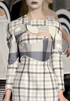 Creative Patternmaking - plaid dress with curved panels & piped trim - inventive sewing; fashion design detail // Thom Browne Detail Couture, Sewing Fashion, Textil Design, Pastry Chef, Plaid Dress, Mode Inspiration, Thom Browne, Mode Style, Creative Fashion