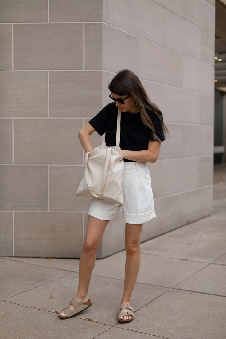 Birkenstock Women Outfit, Birkenstock Summer Outfit, Birkenstock Summer, Birkenstock Fashion, Minimalist Casual Outfit, Black Birkenstocks, White Shorts Outfit, Birkenstock Outfit, Black Birkenstock