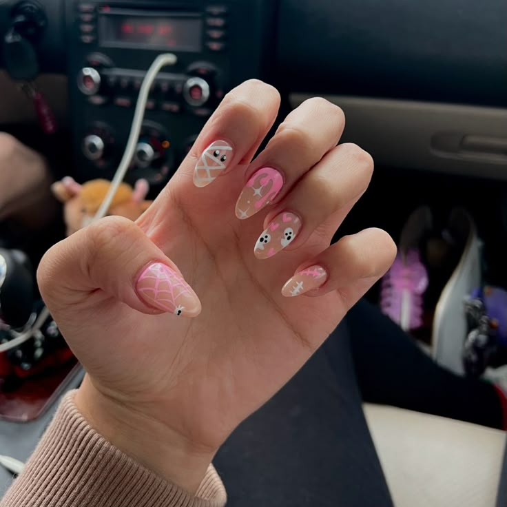 almond nails pink nails halloween nails Pink Halloween Nails Almond Shape, Girly October Nails, Holloween Nails Almond, Natural Nails Halloween Design, Holloween Nails Almond Shape, Cute Almond Shaped Nails Halloween, Pink Sparkle Halloween Nails, Halloween Girlie Nails, October Bday Nails