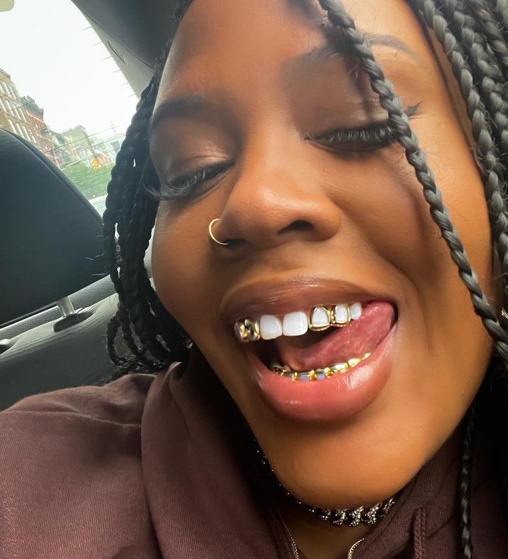 Tooth Grill Aesthetic, Grills Teeth Aesthetic, Fangs Grillz Women, White Teeth Aesthetic, Aesthetic Christmas List Ideas, Crest Whitening Strips, Gold Tooth Cap, Aesthetic Christmas List, Crest Teeth Whitening Strips