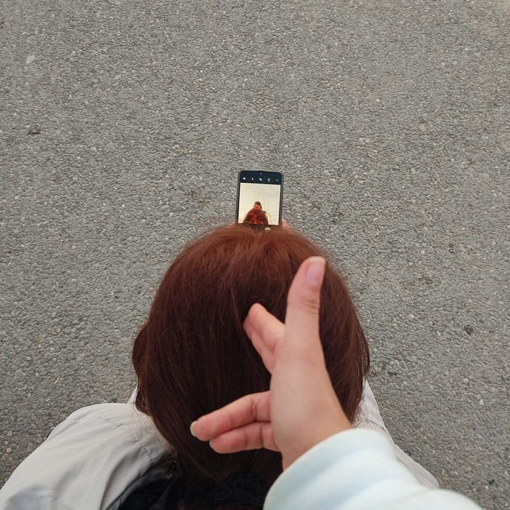 brown hair, photo inspo, friend, 2 person photo, no face photo, no face, pic No Face Photos, Friends Picture, No Face, Auburn Hair, Picture Poses, Auburn