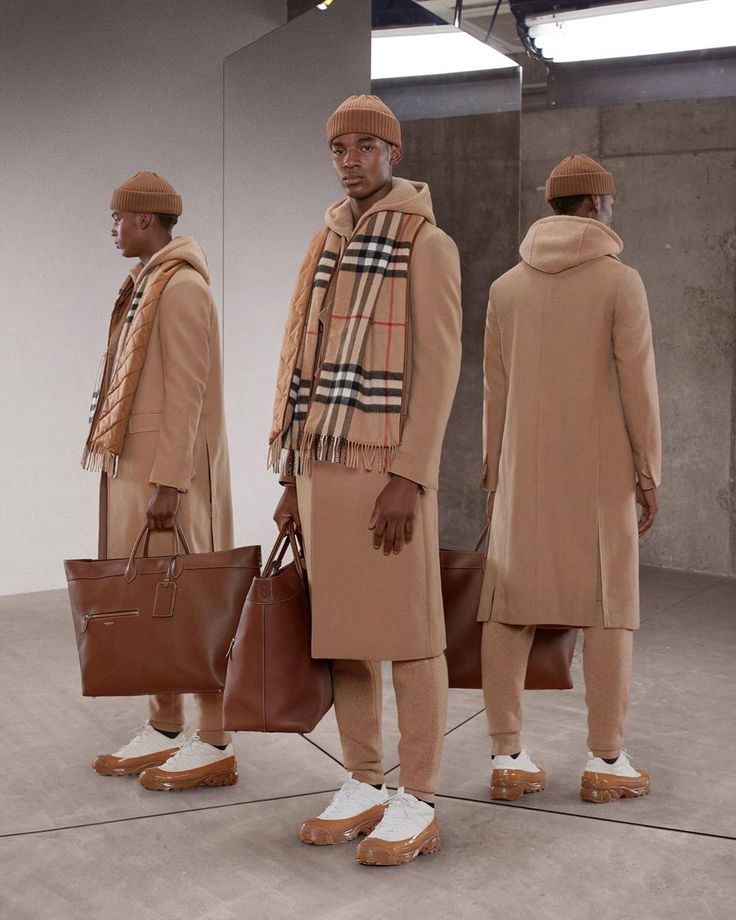 88.6 k mentions J’aime, 264 commentaires - Burberry (@burberry) sur Instagram : "Our iconic #BurberryBeige interpreted in an off-duty uniform for the modern #Burberry man. A mix of…" Burberry Scarf Men, Burberry Scarf Outfit, Scarf Outfit Men, Earth Tones Fashion, Burberry Outfit, How To Wear A Scarf, Scarf Outfit, Burberry Scarf, Beige Coat