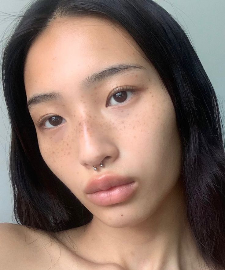 Freckles Makeup, Septum Piercing Jewelry, Face Piercings, Rave Makeup, Cute Piercings, Arabian Beauty Women, Bare Face, Angel Face, Septum Piercing