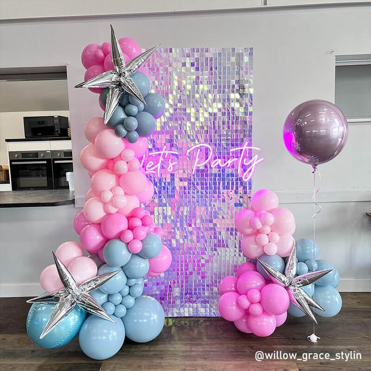 balloons and starfishs are arranged in the shape of an arch for a birthday party