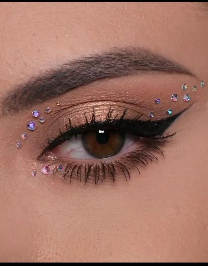 Simple Face Jewel Designs, Jewels Makeup Look, Eye Makeup Gemstones, Sequin Eye Makeup Rhinestones, Rave Eye Makeup Rhinestones, Makeup With Crystals Rhinestones, Easy Face Gem Ideas, Halloween Make Up With Gems, Gold Makeup Looks With Rhinestones