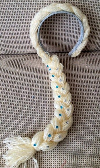 a close up of a piece of yarn on a couch with a knot in the middle