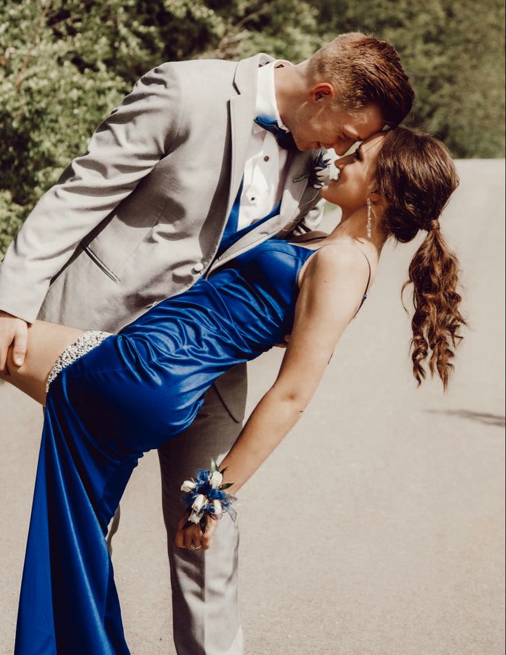 #royalblue #silveraccents #poses #prom #photography #capturingthelove Royal Blue And White Prom Couple, Royal Blue Prom Suits, Royal Blue Prom Couple, Couples Prom Outfits, Blue Prom Couple, Boy Homecoming Outfit, Blue Prom Suit, Tux Prom, Poses Prom