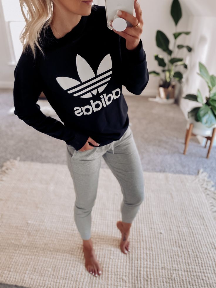 Cute Athleisure Outfits Fall, Mom Athleisure Style Winter, Leggings And Crewneck Outfits, Comfy Legging Outfits Winter, Stylish Athletic Outfits, Athletic Mom Outfits, Sweatshirt Outfit Ideas Casual, Pe Fits, Athletic Outfits For Women