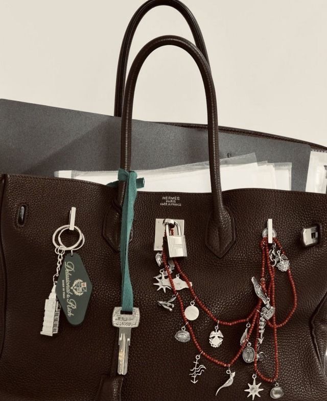 Birken Bag, Jane Birkin Style, Housewife Style, Fashion Journal, Accessorize Bags, Purse Essentials, Current Fashion, Jane Birkin, Bag Charms