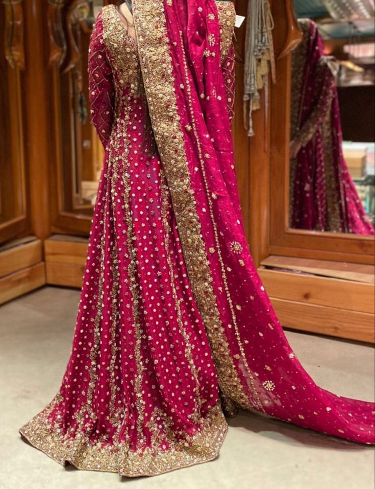 Red Pakistani Bridal Dress, Muslim Bridal Dress, Pakistani Bridal Hairstyles, Asian Wedding Dress Pakistani, Pakistani Bridal Dress, Pakistani Bridal Makeup, Shadi Dresses, Latest Bridal Lehenga, Embroidery Leaf