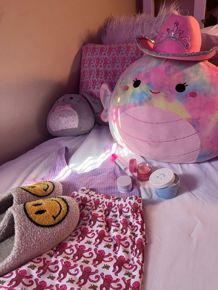 Preppy Squish Mellows, Sabspreppys Room, Preppy Squishmallow, Preppy Room At Night, Squshmellow Collection Aesthetic, Preppy Blogs, Preppy Bedroom, Preppy Inspiration, Book Wallpaper