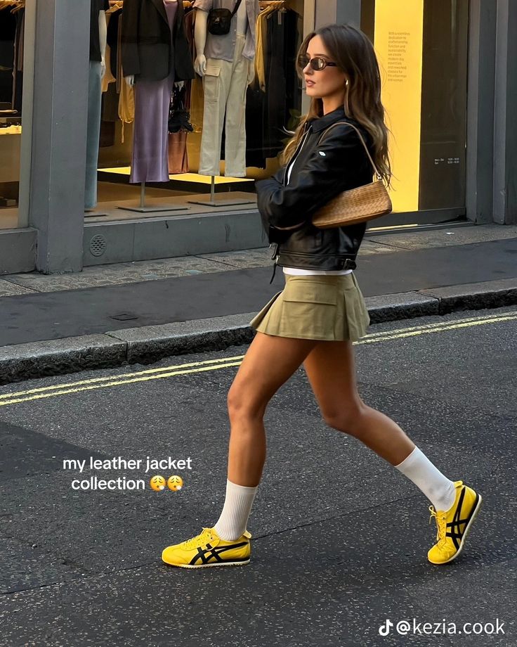 Onitsuka Tiger Women Outfit, Onitsuka Tiger Outfit, Onitsuka Tiger Women, Summer Mini Skirt, Foto Tips, Leather Jacket Outfits, Looks Street Style, Yellow Shoes, Onitsuka Tiger