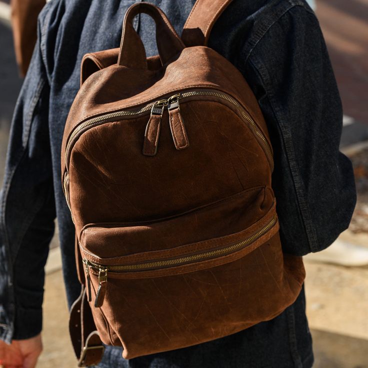 Une mise à niveau professionnelle à la bête de somme familière. 
Comporte beaucoup de rangement intérieur, une poche extérieure pratique, des bretelles confortables et une poignée à boucle supérieure emblématique pour assurer son utilité. Il a également des améliorations subtiles comme une fermeture à glissière inclinée pour un accès facile au compartiment principal, des plis intelligents pour plus de profondeur à la poche extérieure, et l'utilisation de cuir de récupération unique. Bar Studs, Stud Set, Brand Collection, Accessories Branding, Luggage Bags, Cufflinks, Backpacks, Zipper, Leather