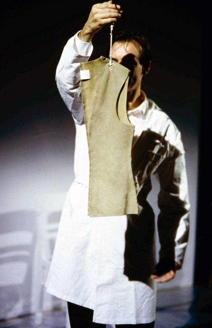 See the complete Maison Margiela Spring 1998 Ready-to-Wear collection. Fashion Decades, Anti Fashion, Leather Tote Purse, Minimalistic Style, Martin Margiela, Fashion Images, Mode Inspiration, Mad Men, Leather Flats