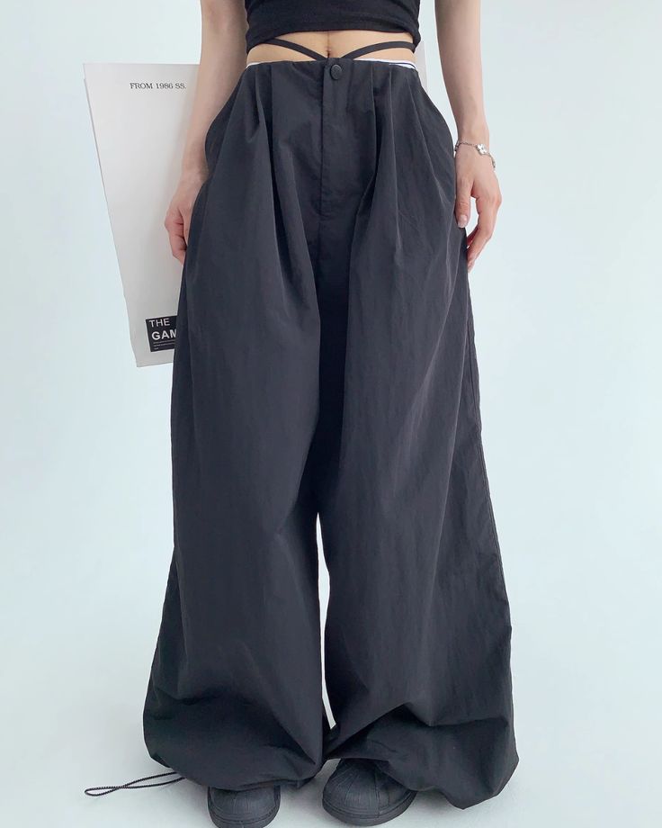 Nylon pants with a beautiful voluminous feel that catches the eye.

A one-piece item that can be worn all seasons and gives you a trendy look.

The lightweight material makes it perfect for spring and summer.
◾️Model
Height/Weight：158cm(62.2in)/40kg(88.1lb)
Fitting Size：L



Cm(inches)
Length
Waist
Hip


S
102(40.1)
66(25.9)
124(48.8)


M
104(40.9)
70(27.5)
128(50.3)


L
106(41.7)
74(29.1)
132(51.9)


XL
108(42.5)
78(30)
136(53.5) Chic Baggy Parachute Pants For Summer, Trendy Gray Parachute Pants For Spring, Spring Gray High-waisted Wide Leg Pants, Solid Color Wide-leg Parachute Pants For Summer, Solid Color Summer Wide-leg Parachute Pants, Solid Wide-leg Parachute Pants For Summer, Gray Cotton Parachute Pants For Summer, Trendy High-waist Gray Parachute Pants, Trendy High Waist Gray Parachute Pants