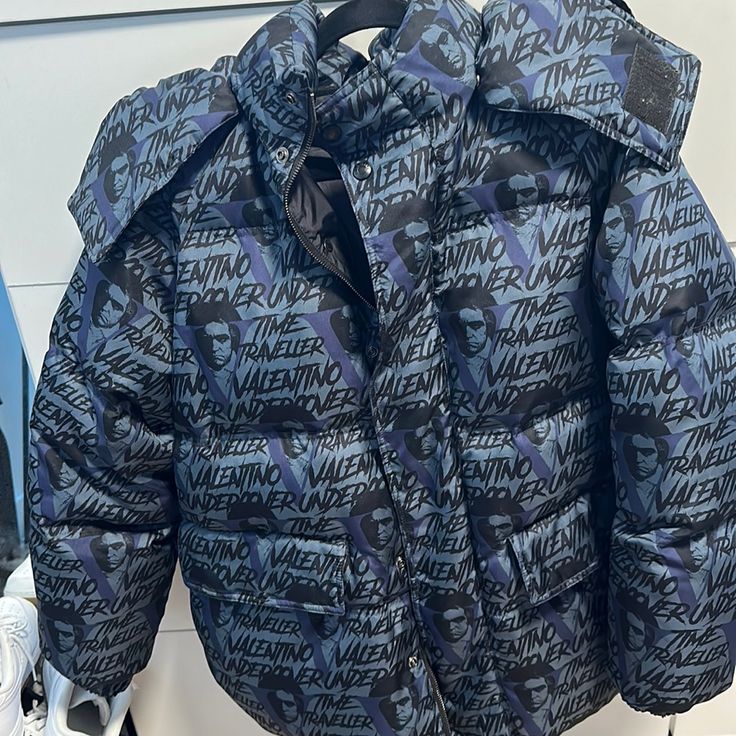 Size 38 Also Be A L Valentino Coat Ready For Winter Wear! Valentino Coat, Valentino Jacket, Winter Wear, Winter Coat, Black Blue, Blue Black, Mens Jackets, Puffer, Jackets & Coats