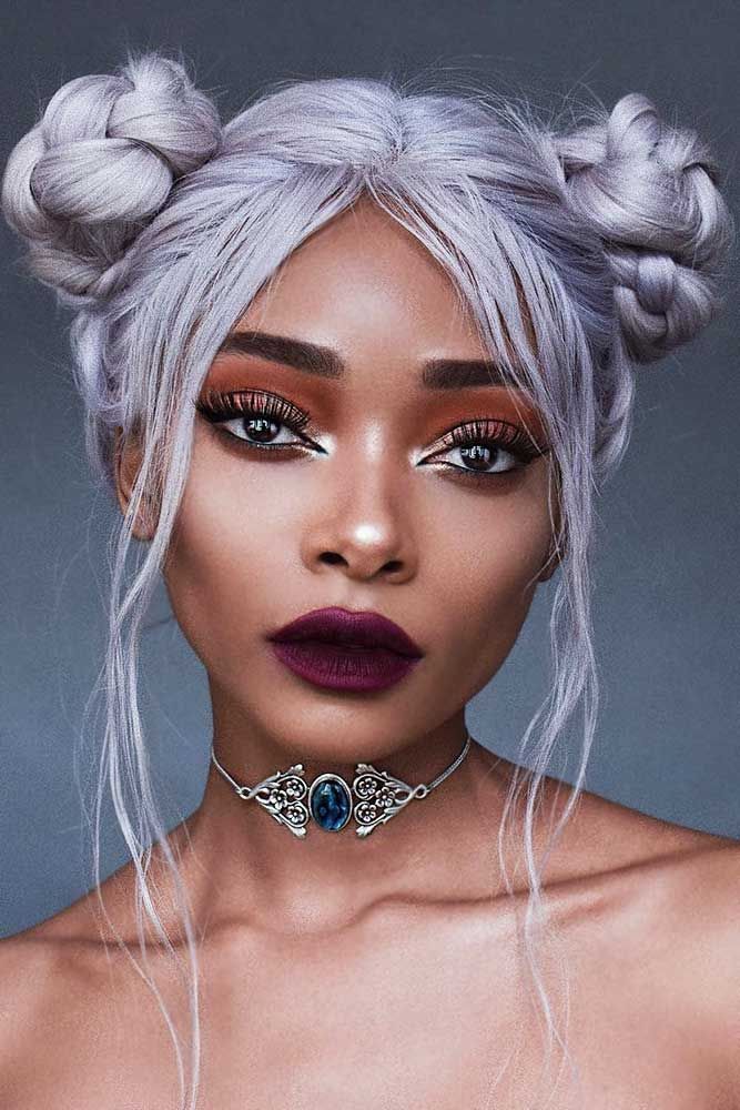 When it comes to hair buns, we can’t but admit that they are extremely popular and comfortable. And the reason lies in their ability to suit any kind of hair, even the greasy one. Witch Aesthetic Makeup, Regal Makeup, Witch Makeup Looks, Witch Hairstyles, Aesthetic Witchcraft, Corset Choker, Nyane Lebajoa, Space Hair, Afro Goth