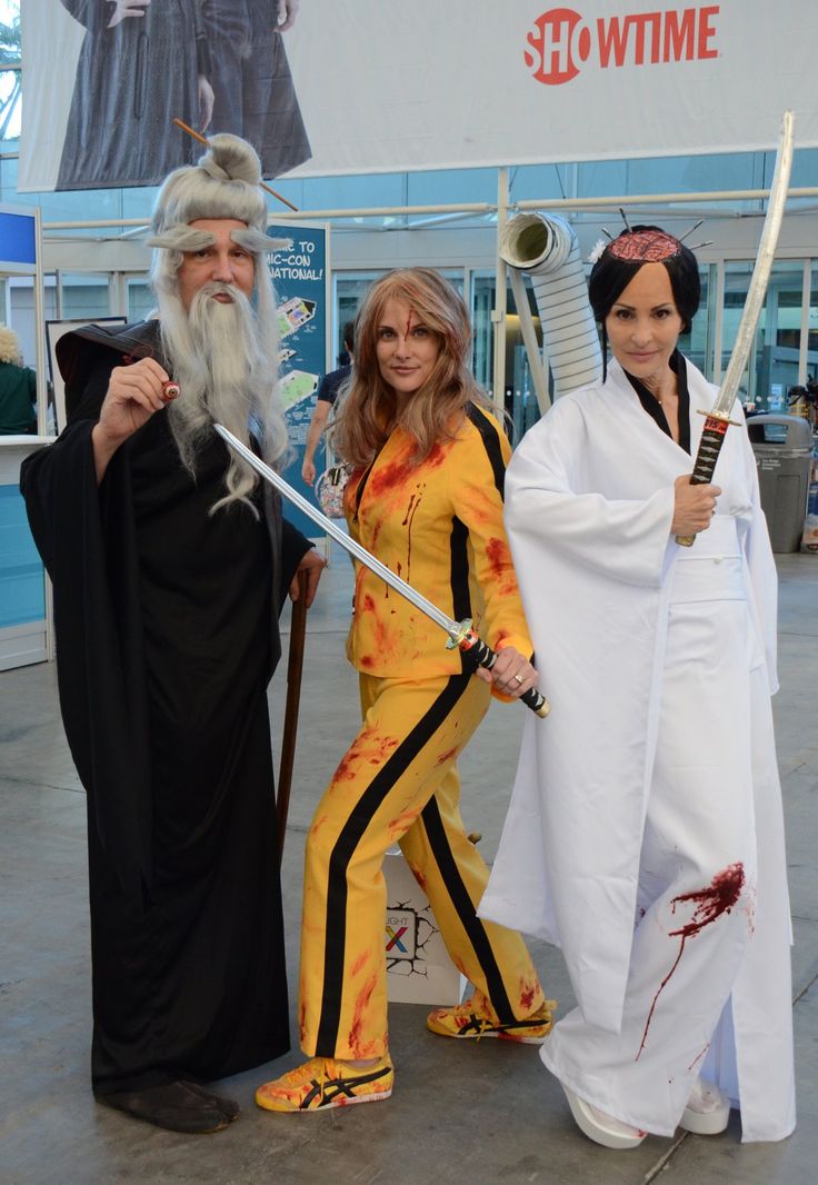 Cut the Hall H line? The cast of "Kill Bill" will cut you. Quinton Tarantino Costumes, Kill Bill Group Costume, Kill Bill Couple Costume, Kill Bill Shoes, Kill Bill Cosplay, Kill Bill Costume, Festive Outfits Christmas, Costumes 2023, Festival Outfit Ideas