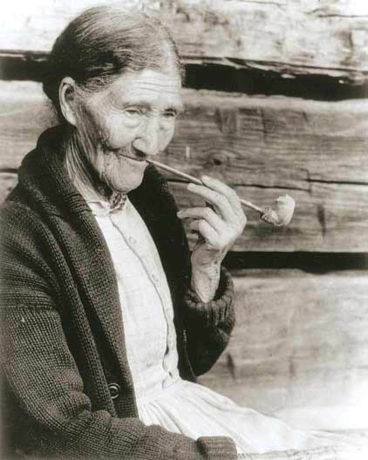 Sophie Campbell made clay pipes which she sold to people in the Gatlinburg area. Photo by Alan Rhinehart courtesy of NPS Archives Appalachian Folklore, Sophie Campbell, Clay Pipe, Appalachian History, Appalachian People, Mountain People, Clay Pipes, Southern Gothic, Historic Photos