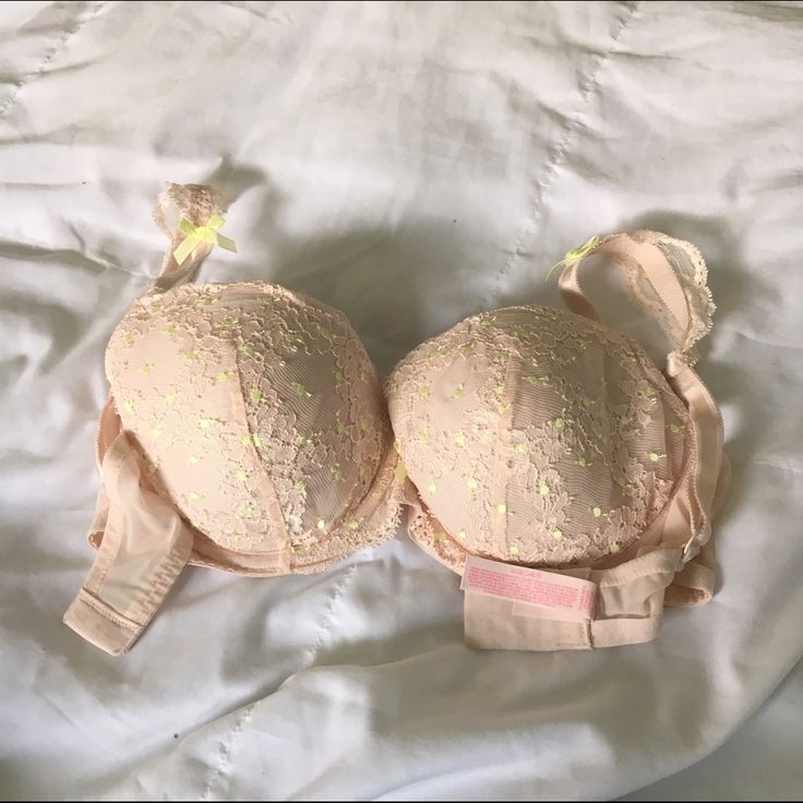 Nwot 32dd Bra Spring Padded Push-up Bra, Spring Padded Fitted Bra, Spring Fitted Padded Bra, Spring Season Fitted Padded Bra, Feminine Fitted Victoria's Secret Bra, Fitted Feminine Victoria's Secret Bra, Victoria's Secret Padded Bra For Spring, Victoria's Secret Padded Bra, Victoria's Secret Spring Padded Bra