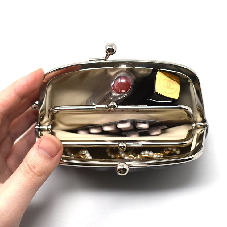 The origin of the name "gama-guchi" comes from the fact that it resembles a toad with a big mouth. "Gama" means toad, and "guchi" means mouth in Japanese. Gamaguch is a coin purse with a metal clap. Although it is often considered to be a traditional Japanese wallet, gamaguchi came to Japan from Europe in the Meiji era. The wide opening like the mouth of a toad makes the purse extremely practical. This beautiful gamaguchi is hand-crafted in Japan. Size: 14 (W) x 3 (D) x 10.5 (H) cm Material: Lea Gamaguchi Purse, Organizing Jewelry, Storing Jewelry, Inside My Bag, What In My Bag, Portable Storage, Stay Organized, Traditional Japanese, Wabi Sabi