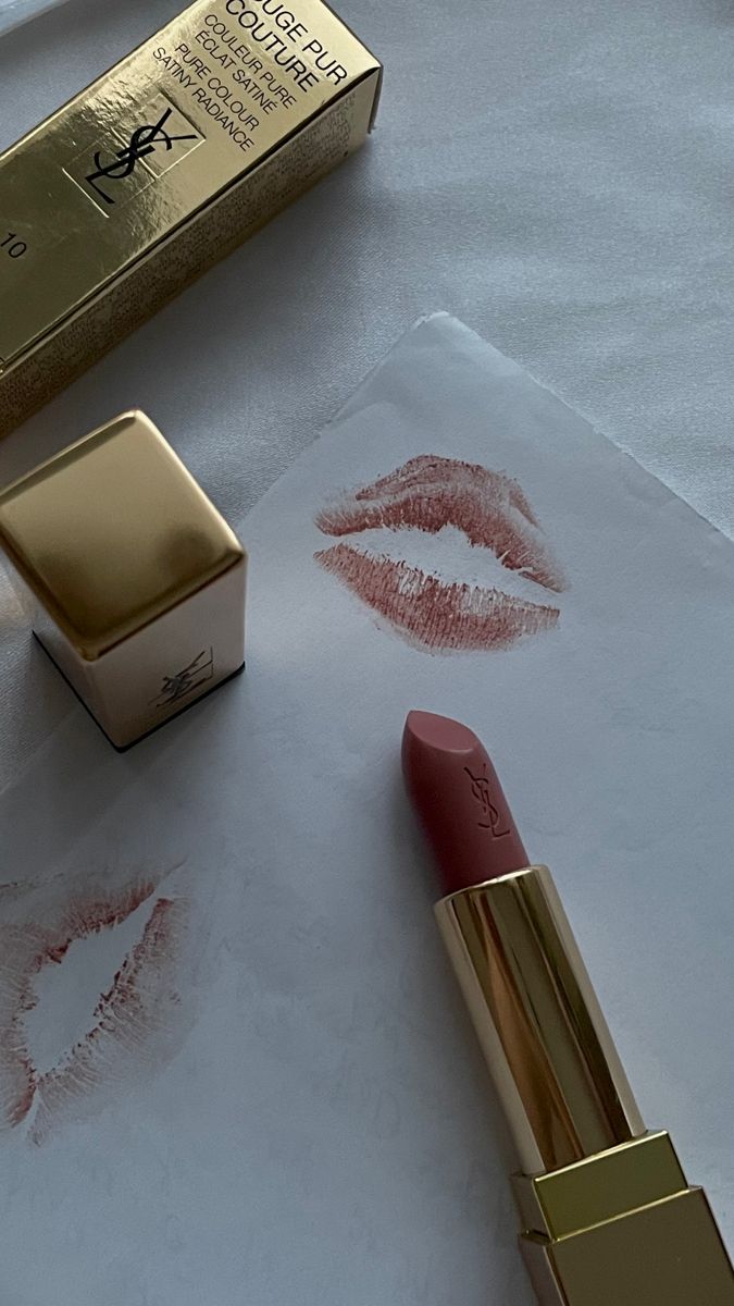 Rose Gold Lipstick, Lipstick Aesthetic, Cosmetics Aesthetic, Lipstick Ad, Lipstick Photos, Ysl Lipstick, Flatlay Makeup, Business Ads, Easy Photography Ideas