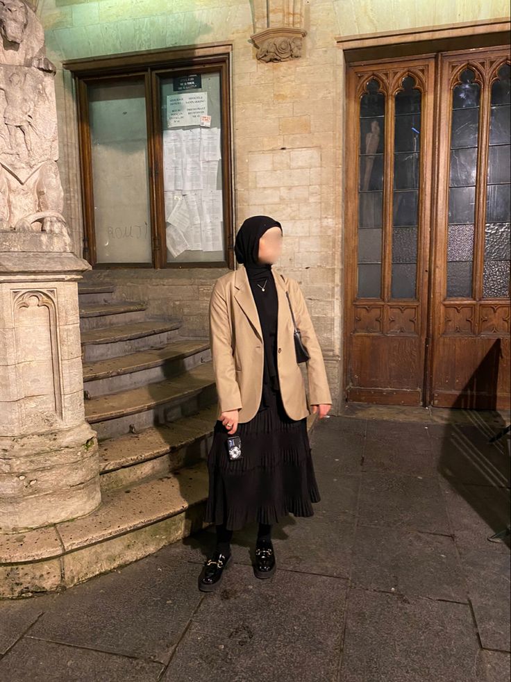 Blazer Outfits Hijab, Beige Blazer Outfit, Blazer With Skirt, Dark Skirts, Black Hijab, Outfits Hijab, Casual College Outfits, Beige Outfit, Beige Blazer