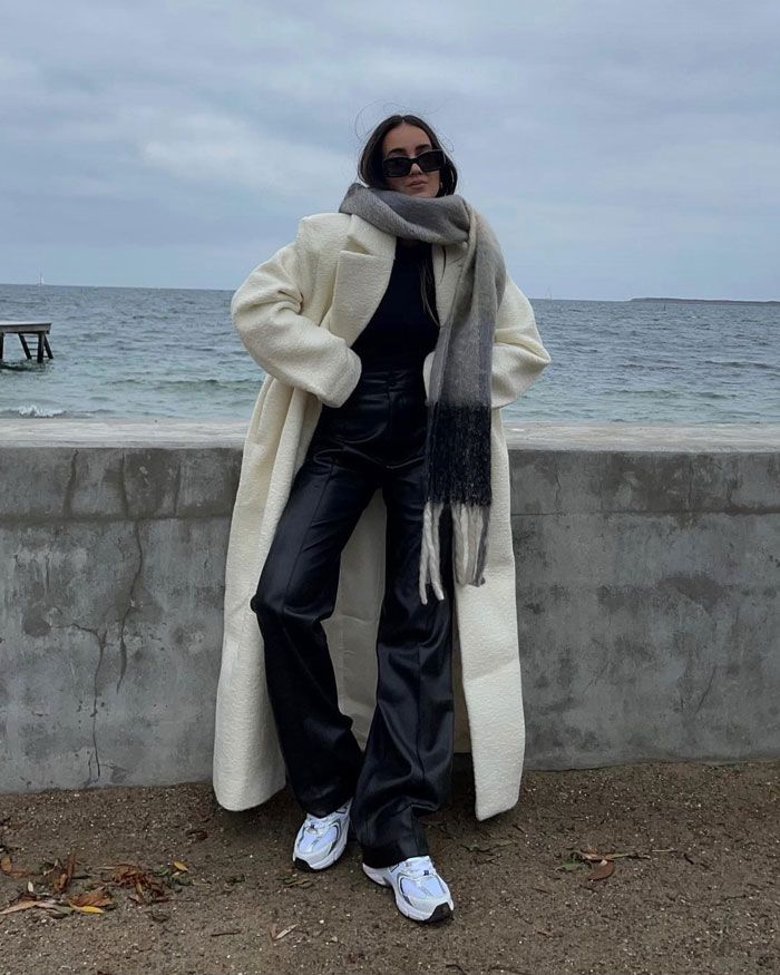 How to wear a white coat Oversized Coat Outfit, Trench Coat Outfit Winter, White Coat Outfit, Long White Coat, Off White Coat, Long Coat Outfit, White Wool Coat, Cold Outfit, White Winter Coat