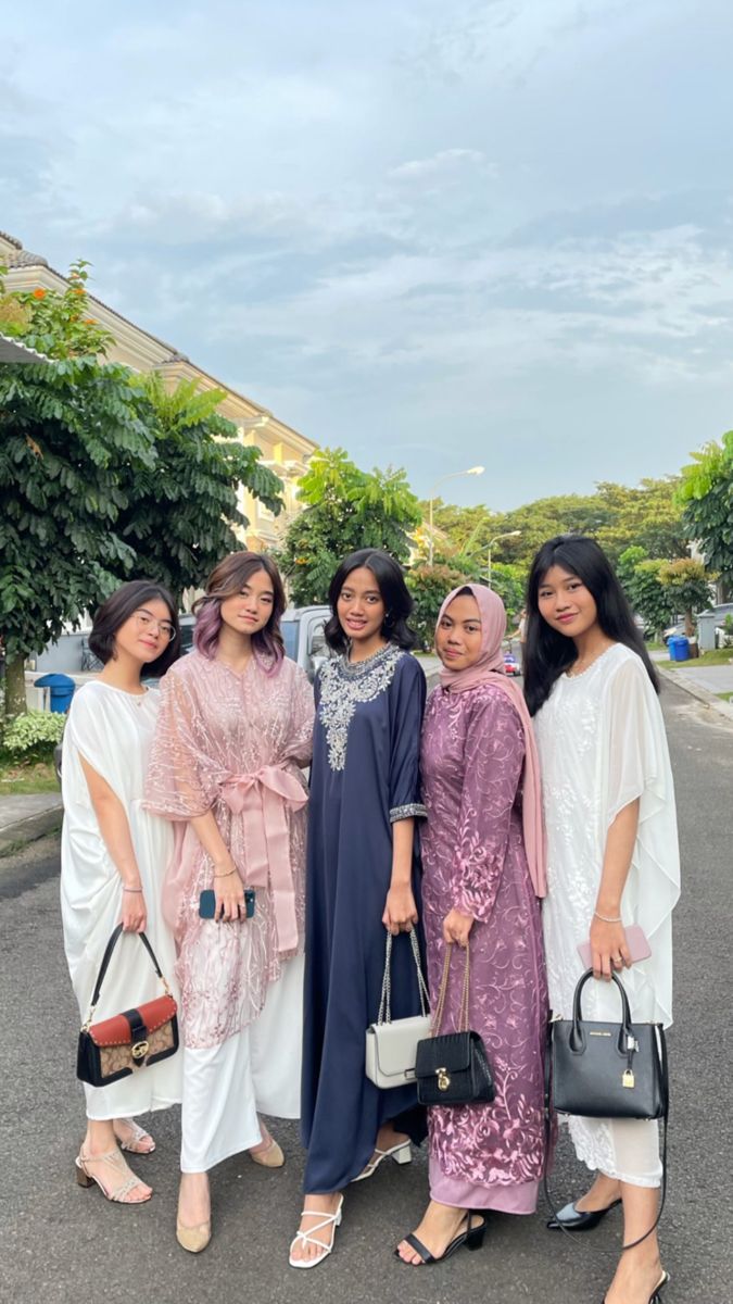 Outfit Bukber Ramadhan Hijab, Fashion Lebaran, Spill Ootd, Kaftan Lebaran, Kaftan Hijab, Lebaran Outfit, Ootd Lebaran, Model Dress Batik, Kondangan Outfit