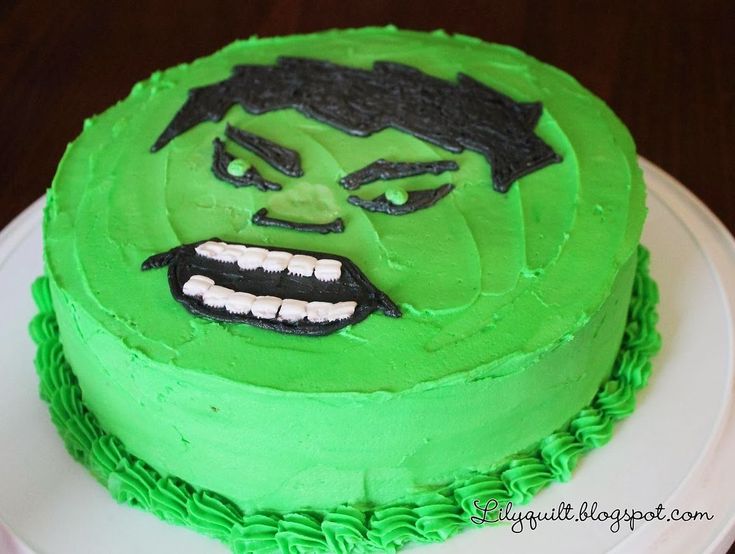 there is a green cake with a face on it that looks like the incredible hulk