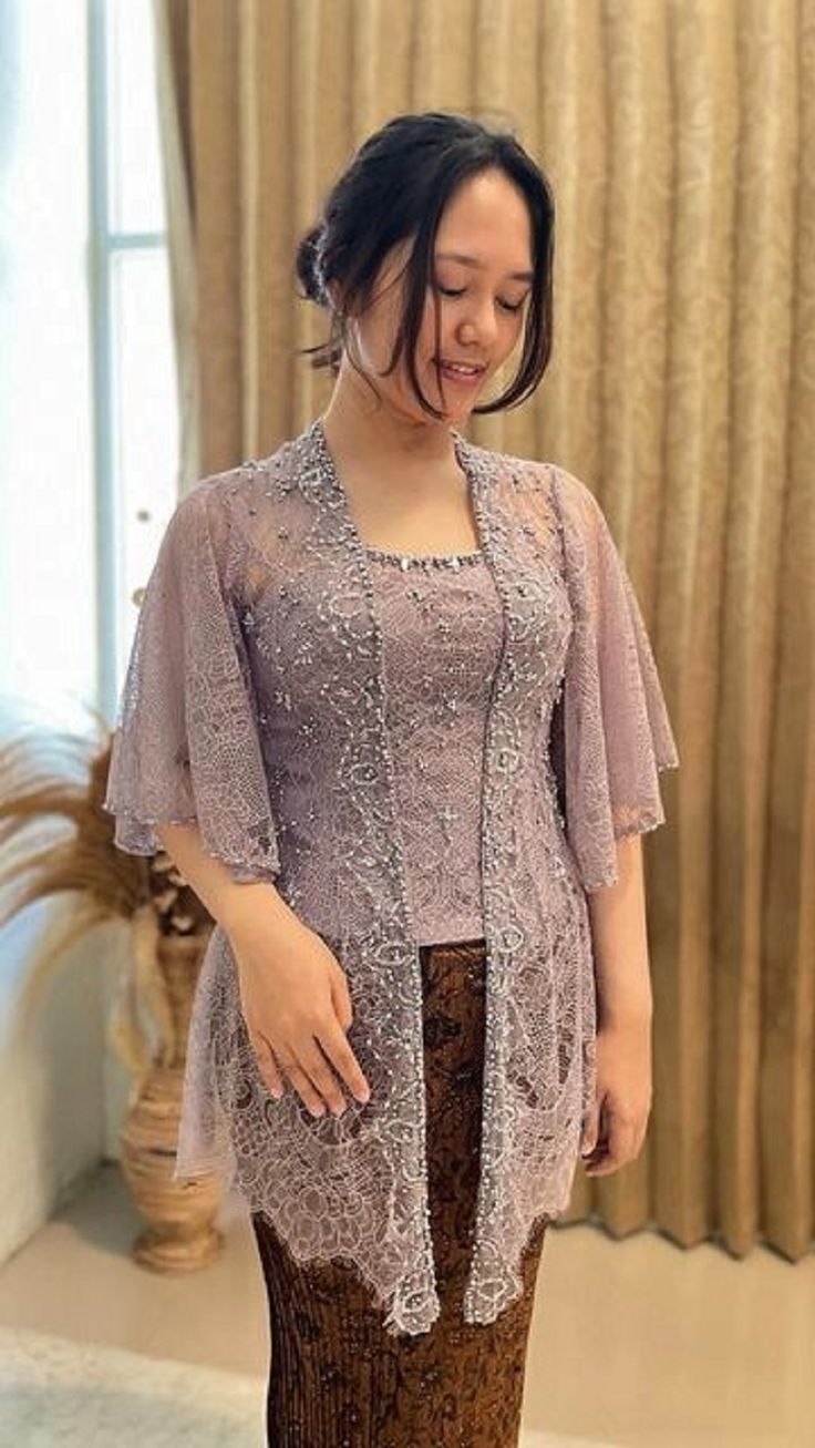 Kebaya Simple, Model Dress Kebaya, Kebaya Lace, Batik Dress Modern, Kebaya Modern Dress, Dress Kebaya, Kebaya Brokat, Kebaya Dress, Traditional Dresses Designs