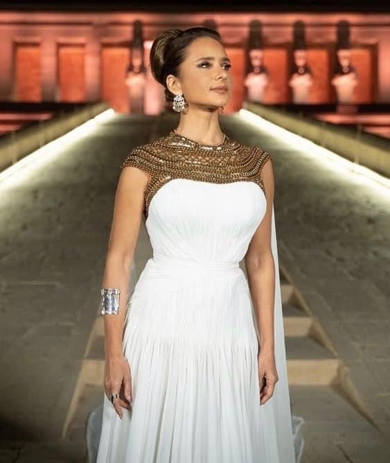 Ancient Egyptian Clothing Woman, Egyptian Dress Goddesses, Traditional Egyptian Dress, Egyptian Outfit Ideas, Egyptian Clothing Women, Egyptian Wedding Dress, Egyptian Goddess Dress, Egyptian Traditional Clothing, Egyptian Style Dress