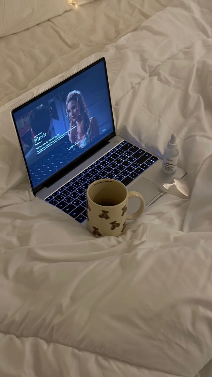 Coffee night friends, clean girl static self-care, skin care, Netflix Relax Night Aesthetic, Self Care Movie Night Aesthetic, In Bed Pictures Ideas, Night Routine Aesthetic Photo, Cozy Night In, Night Time Routine Aesthetic, Night Time Routine Aesthetic Photos, Self Care Night Aesthetic, Cosy Night In Aesthetic