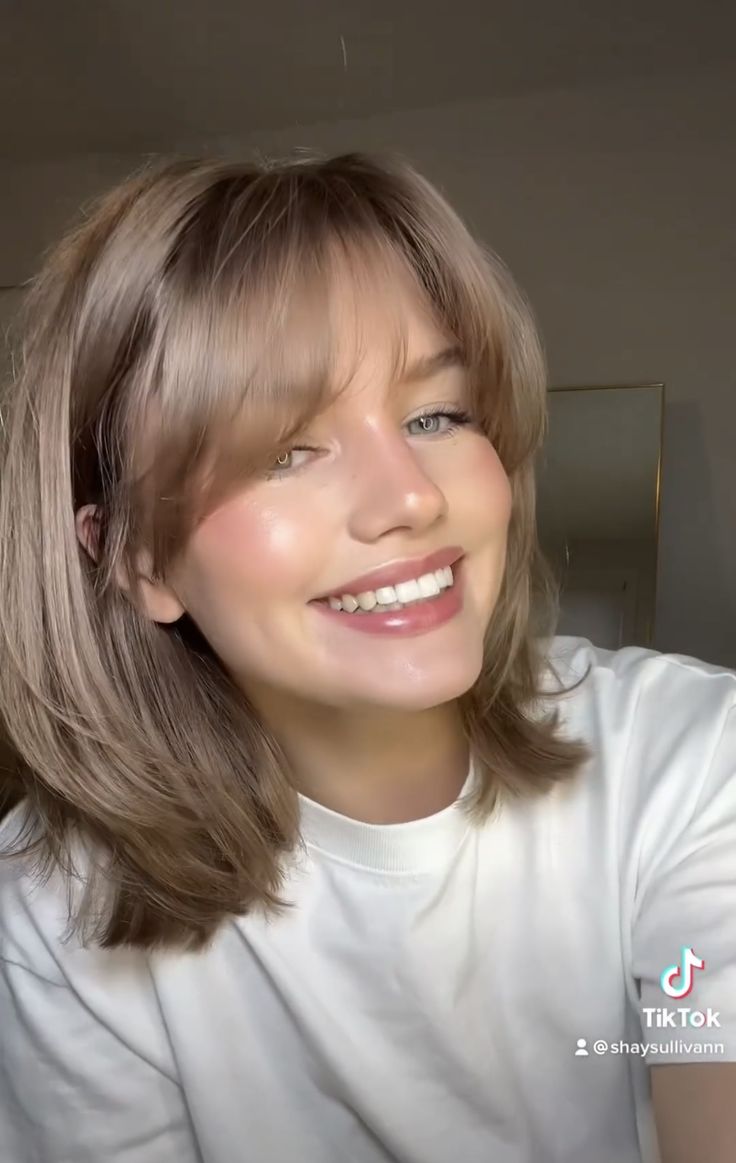 Short Hair With Round Layers, Short Hair With Curtain Bangs Thick Hair, Short Hair With Square Face, Front Curtain Bangs Short Hair, Short Hairstyle For Long Face Girl, 90s Shoulder Length Hair With Bangs, Short Hair Cuts For Straight Fine Hair, Short Brunette Hair Aesthetic, Friends Rachel Haircut