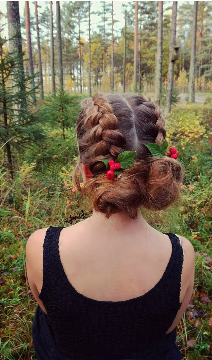 20 Photos That Prove Double Bun Hairstyles Can Be Sophisticated #doublebuns #spacebuns #festivalhairstyles #festivallooks #hairinspo #springhairstyles #summerhairstyles Who Vile Hair Ideas, Spacebuns Hairstyles, Double Bun Hairstyles, Xmas Hairstyles, Christmas Hairstyles For Women, Christmas Hair Ideas, Cute Christmas Hairstyles, Thanksgiving Hairstyles, Waterfall Braid Hairstyle